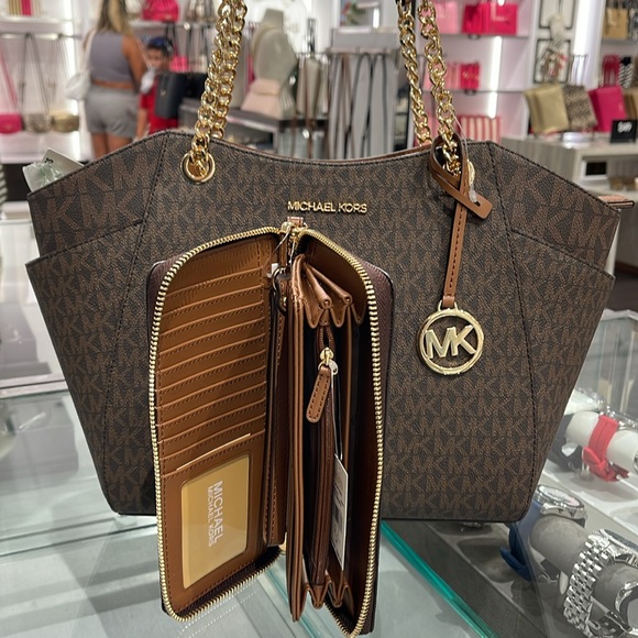 MICHAEL KORS 
Jet Set Lg Shoulder Bag & JST Lg Travel CONTINENTAL wallet-wristlt - Picture 7 of 16